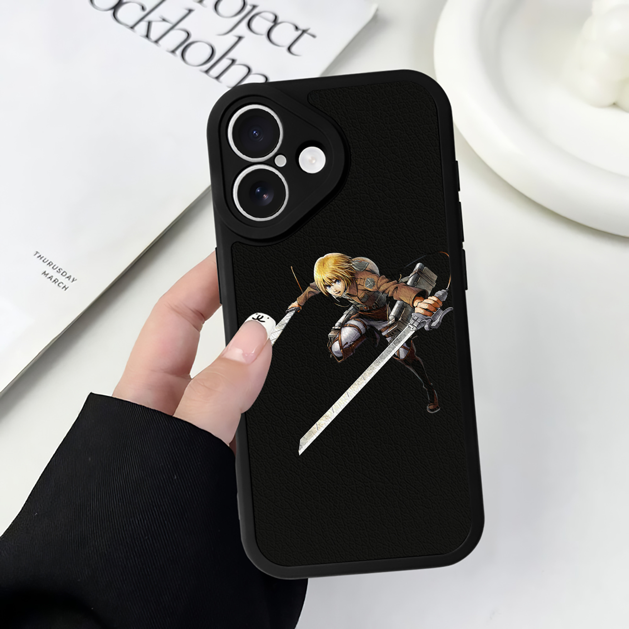 （画像用） 進撃の巨人 アルミン·アルレルト Attack on Titan Armin Arlert 【iPhone 16シリーズ対応】シリコンスマホケース（レザー調） 材質：シリコン